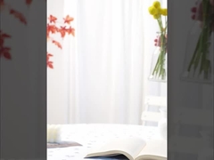 Simulasi bunga dengan rasa mewah dan realistis, dibungkus dengan bola emas, dekorasi hotel lembut