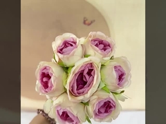 Bunga-bunga buatan dengan vas, karangan bunga, pemotretan Hari Valentine, dan