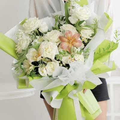 Harga yang bagus Kertas Pembungkus Bunga Ukuran Disesuaikan 58 * 58cm Film Plastik Untuk Kemasan Florist on line