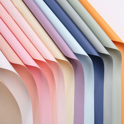 Harga yang bagus Kertas bungkus bunga tahan air berwarna padat tebal 56cm * 56cm Ukuran kemasan 60X30X3cm on line