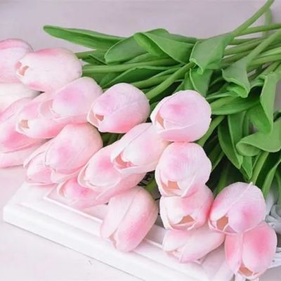 Beli Di stok, kami menawarkan karangan bunga tulip kelas atas, ornamen bunga buatan PU, bunga tulip buatan untuk dekorasi rumah, dan tiruan bunga sutra pembuatan online