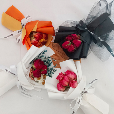 Beli INS Style Creative Mini Bouquet Natural Red Roses Dried Flowers Wedding Festival Hadiah 520 Cinta Hari Rakyat souvenir online manufacture