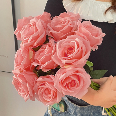 Harga yang bagus Sebuah bunga mawar biru es yang pecah dengan sentuhan realistis untuk pemotretan dekorasi rumah di Hari Valentine, menampilkan bunga mawar Ekuador on line