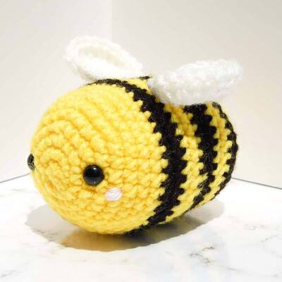 Beli HOT jual Crochet lebah berbulu Dipenuhi Binatang Putih Sayap Cuddly merajut lembut benang Plush Lebah mainan Amigurumi Crochet Lebah berbulu pembuatan online
