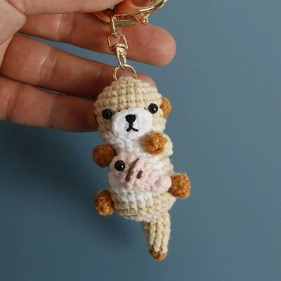 Beli Rajutan Amigurumi Lucu Mewah Berang-berang Memegang Ikan Gantungan Kunci Oyuncak Crochet Mainan Hewan Boneka Rajutan Lembut Berang-berang Gantungan Kunci pembuatan online
