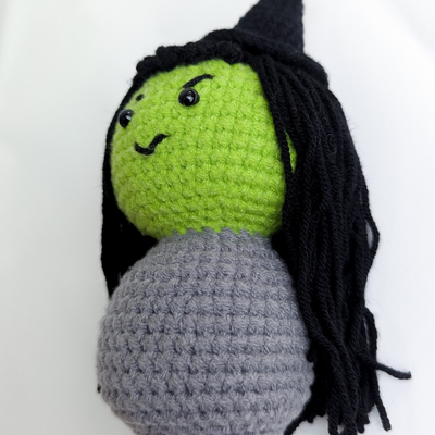 Beli Handmade Crochet Witch Doll Plush Toy oleh JNC Macrame Vietnam untuk Hadiah Halloween dan Dekorasi Rumah pembuatan online