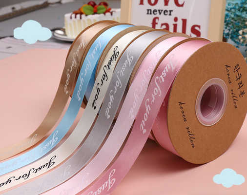 Harga yang bagus Pita poliester bunga kotak hadiah aksesoris pakaian pita cetak logo pita 50 yard/roll 2,5cm on line