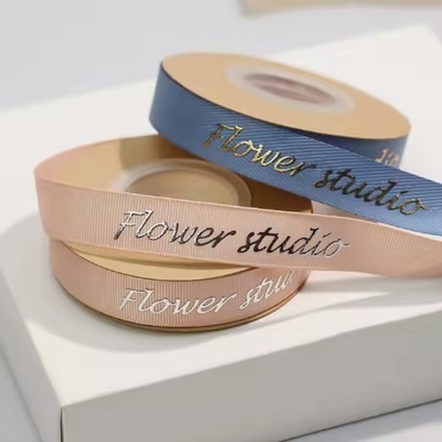 Harga yang bagus Ribbon Grosgrain Satin 3D Gold Foil Embossed dengan Percetakan Logo Pribadi on line