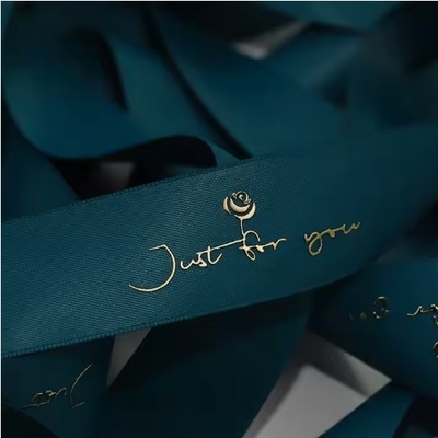 Harga yang bagus Custom Polyester Ribbon Spool Dengan 3D Gold Foil Dan Logo Cetak on line