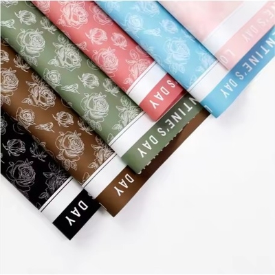 Harga yang bagus Direct Mixed Pulp 50g Waterproof Flower Wrapping Paper dengan Rose Printed Bouquet Design on line