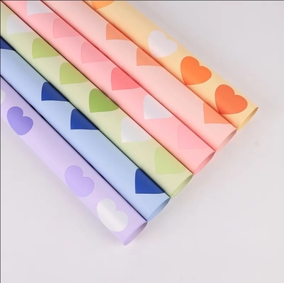 Harga yang bagus 2024 New Arrival Hot Sale Kualitas Tinggi Heart Printing Warna Waterproof Florist Buket Wrapping Paper Grosir on line