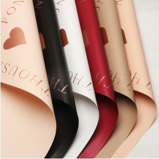 Harga yang bagus DIY Hadiah Kerajinan Tangan Berwarna Berganda Perunggu Stamping Hati Sejati Bunga Wrapping Paper Waterproof Plastik Paper Untuk Toko Bunga on line