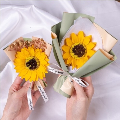 Harga yang bagus Buket Mini Bunga Matahari Carnation Rose Sabun Bunga Buket untuk Hari Ibu Musim Lulusan on line