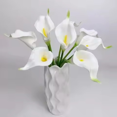 Harga yang bagus Dekorasi Ringan Pernikahan Tahun Baru Dekorasi Meja Rumah Barang Sutra Bunga buatan Calla Lily on line