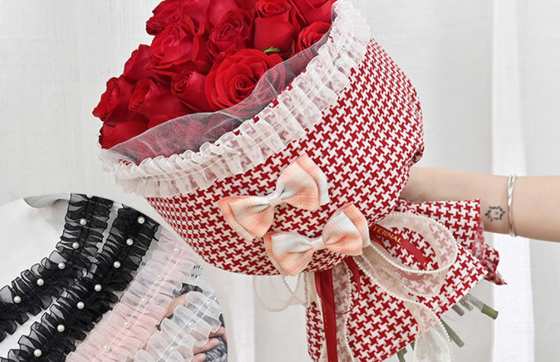 Harga yang bagus Grosir bahan kemasan bunga, toko bunga, gaya parfum kecil, dekorasi buket kain bulat, kemasan buket pita pleated gelombang on line