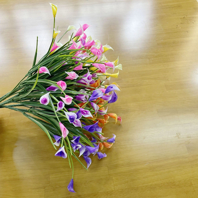 Harga yang bagus Calla lily bunga buatan kelopak plastik rumput kain bunga produsen bunga buatan tanaman buatan tanaman air on line