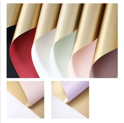 Harga yang bagus Waterproof Gold Paper Plastic Flower Packaging Paper Dual-Color Film untuk Hari Valentine Buket Bahan Pengemasan Hadiah on line