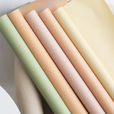 Harga yang bagus Pertama cinta kertas warna padat gulungan bunga bungkus kertas, waterproof bunga seni kertas bungkus, kertas warna tunggal toko bunga bahan kemasan on line