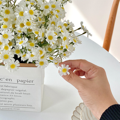 Harga yang bagus Ins Chamomile Simulasi Bunga Bundle Daisy Bunga Palsu Dekorasi Ruang Tamu Meja Bunga Buket Fotografi Perlengkapan on line
