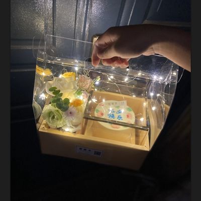 Harga yang bagus Kotak kue bunga, kotak bunga buah lipat PVC transparan, kotak pengaturan bunga tangan untuk Hari Valentine, dan kotak hadiah bunga populer. on line