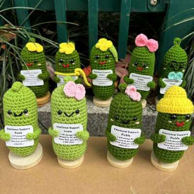 Harga yang bagus Cute Positive Energy Emotional Cucumber Pickle Doll Hand-Knitted Crochet Doll Stress Relief Creative Gift Amigurumi Handmade Toy on line