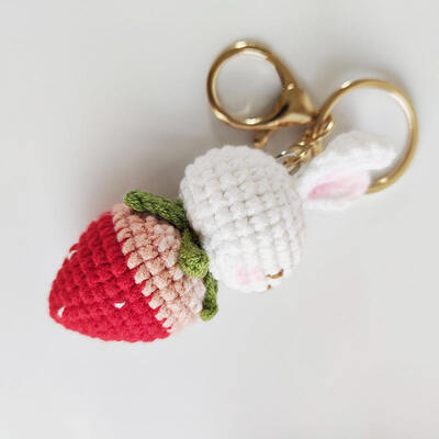 Harga yang bagus Crochet Strawberry Bunny Keychain Kreatif Merapikan Tenun Tangan Cantik Kelinci Wortel Doll Bag Aksesoris Plush Keychain on line