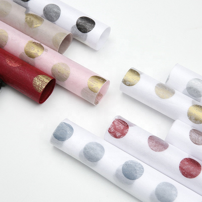 Harga yang bagus Pola Polka Dot Lembar Kertas Pembungkus Bunga Nonwoven Ramah Lingkungan 60cm * 60cm on line