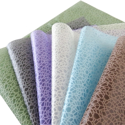 Harga yang bagus 100% Polyester 85GSM 3D Timbul Kertas Pembungkus Kado Kertas Pembungkus 60 Sq Ft on line